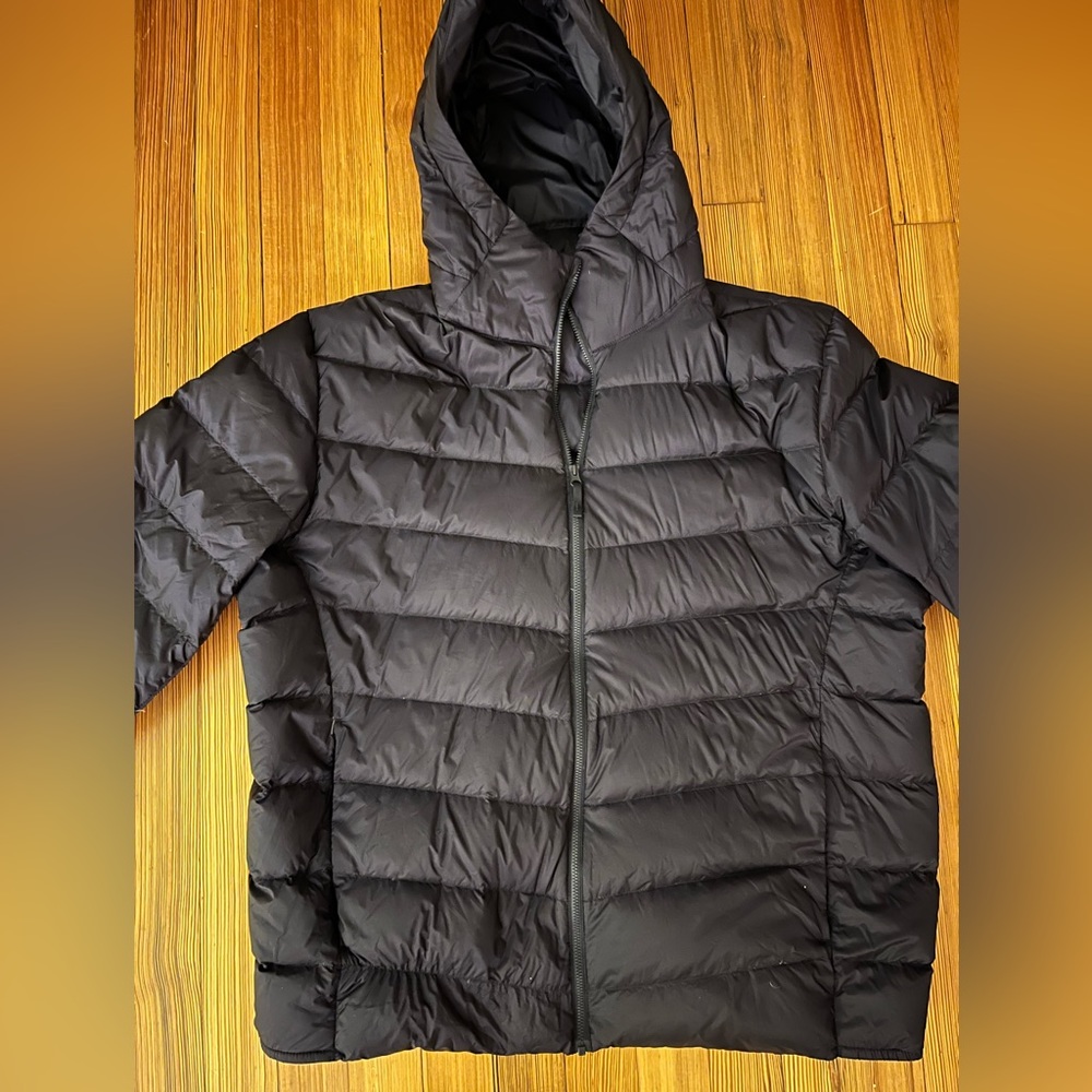 Uniqlo men’s hooded XL puffer down jacket- Navy Blue